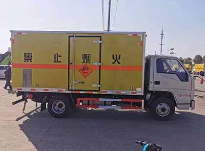 千家镇爆破器材运输车
